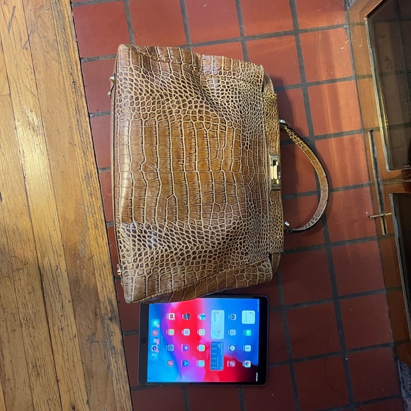 Authentic Fendi Peekaboo bag in good condition - Picture 1 of 7